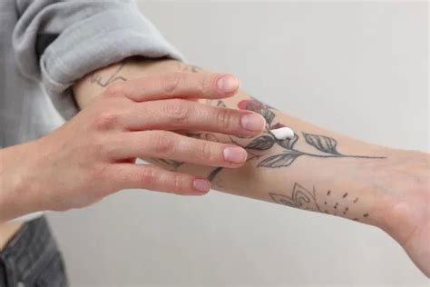Tatuagem Inflamada Perde A Cor - Tatuagem inflamada: sintomas, o que fazer e como evitar - Tua Saúde