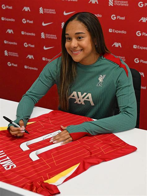 En fotos: Olivia Smith completa la transferencia de mujeres de LFC en