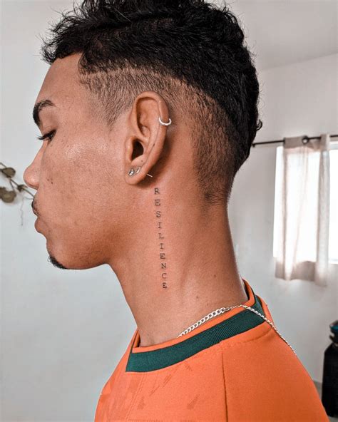 Tatuagem Resiliência No Pescoço - Tatuagem no pescoço "Resiliência" | Tatuaje palabra cuello, Tatuajes ...