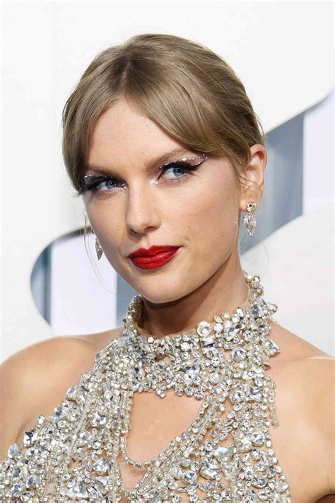 27 Taylor Swift Makeup Moments That Are Iconic in Any Era
