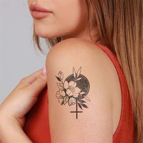 Tatouage femme fleurie | The Flash Tattoo