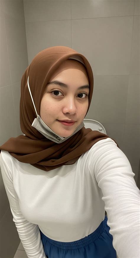 toilet selfie | Fotografi wanita, Gaya hijab, Orang cantik