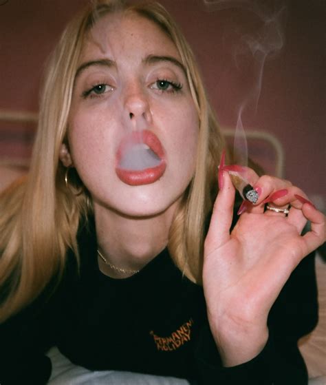 Pin by André Cardoso on Salvamentos rápidos | Women smoking, Celebs ...