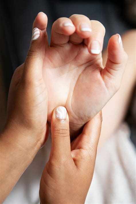 Hand & Arm Reflexology – Foot Palace