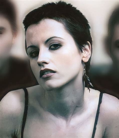 Dolores O'Riordan | Dolores o'riordan, Irish beauty, Rock hairstyles