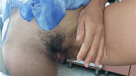 Sinnliche brünette in der küche nackt. Ich spioniere eine nackte