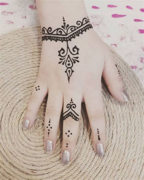 36 Beautiful Henna Tattoo Design Ideas | Henna tattoo designs simple ...