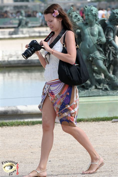 Chicas bellas enseñando piernas | Mujeres bellas en la calle