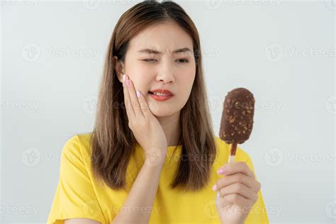 sensitive teeth after eating ice cream, female suffer tooth, decay