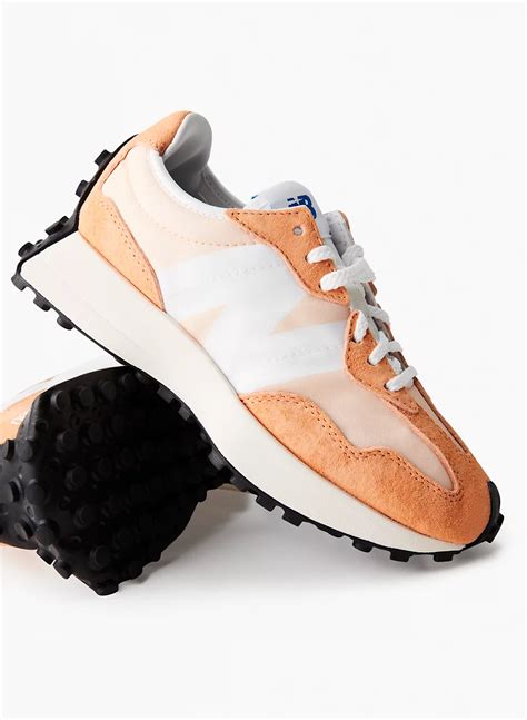 New Balance 327 | Aritzia CA