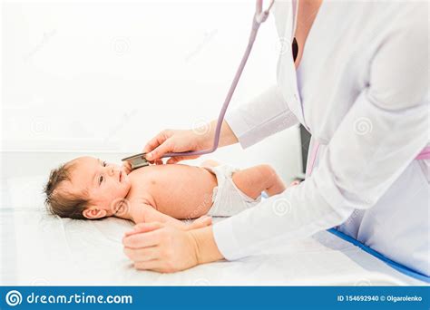 Pediater De Arts Onderzoekt Babymeisje Die Met Stethoscoop Het Hart ...
