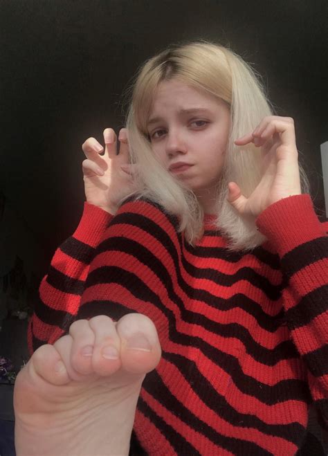 toe scrunch never be bad 🎀 | Scrolller