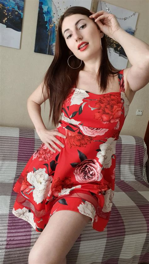 Little black dress : r/palebeauties