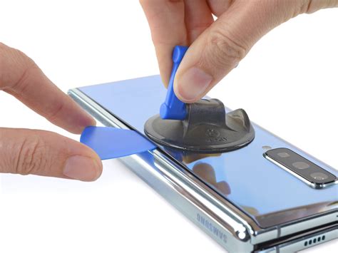 Вторую версию гибкого смартфона Samsung Galaxy Fold разобрали по ...