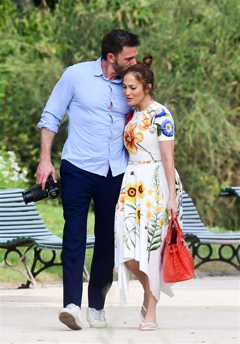 Jennifer Lopez, Ben Affleck make out at Paris park on honeymoon