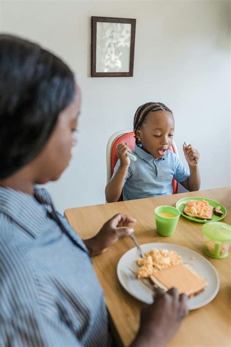 Navigating Mealtime Challenges: How Caregivers Can Support Children