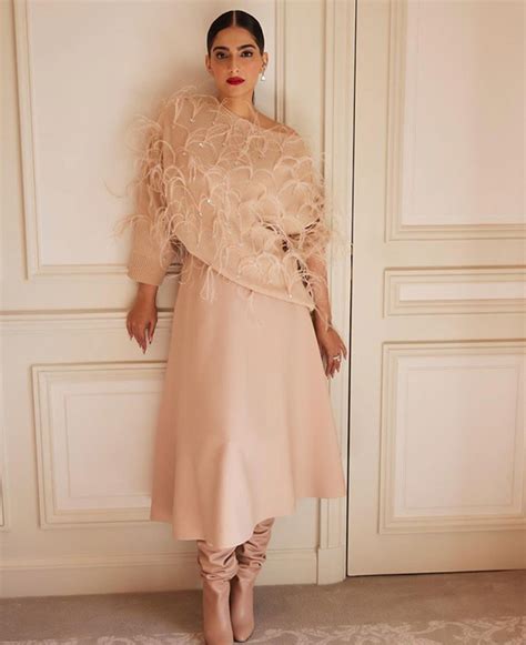 sonam kapoor captivates  audience   valentino paris fashion