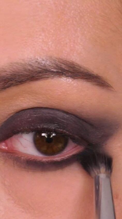 how to put on smokey eyeshadow