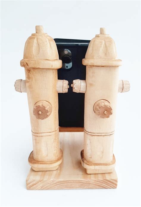 Cadou personalizat: suport de telefon pentru un pompier - Lemnaria lui Radu