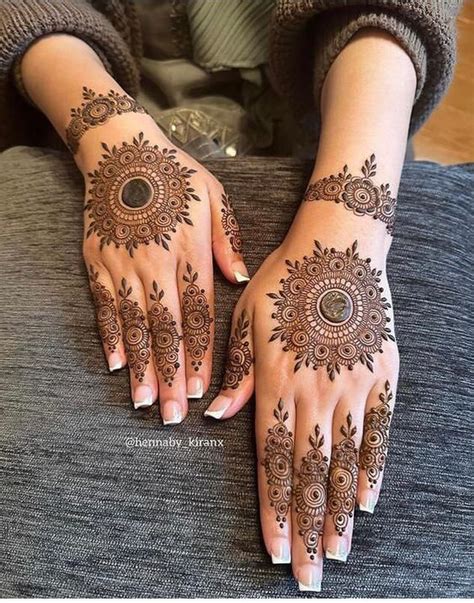 hand mehndi flower