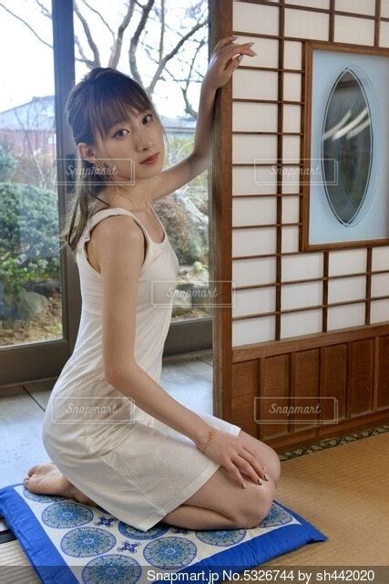 古民家の和室にてくつろぐ白いキャミソールを着たスリムな若い女性の写真・画像素材-Snapmart（スナップマート）