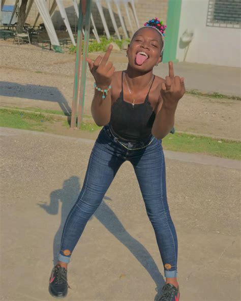 Double middlefingers 🖕🏾 #blackgirl : r/middlefingers