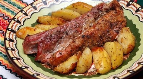 Печена картопля з ребрами в духовці: неймовірно смачний рецепт