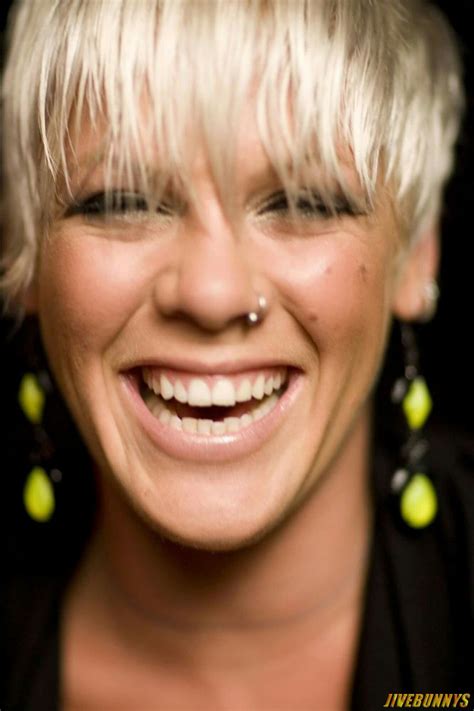 Pin by Jana Roundy Mistretta on P!nk | Pink singer, Alecia moore, Short