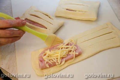 Слойки с сыром и ветчиной из готового слоеного теста. Рецепт с фото