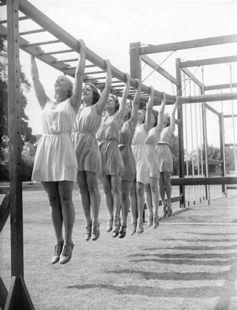 20 уникальных снимков спортсменок, комсомолок и красавиц 1930-х годов