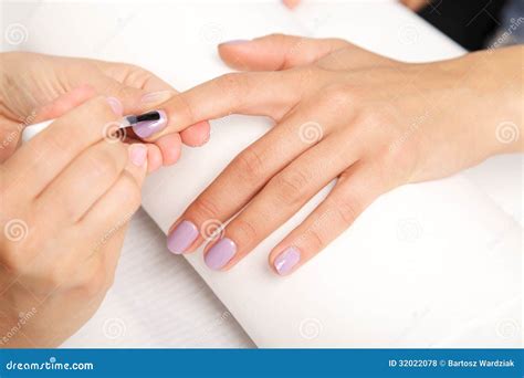 Manicure - Le Unghie Della Bella Donna Manicured Con L'unghia Viola Po ...
