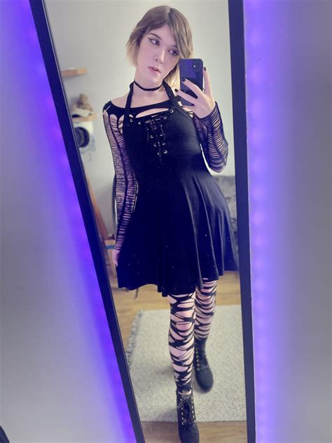 couldn’t find a goth gf so i became the goth gf :) : trans