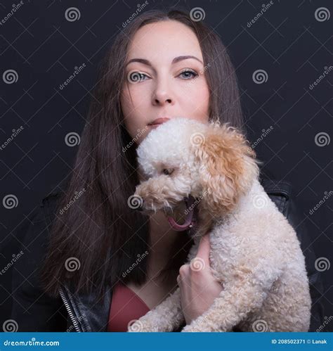 Mujer con perro imagen de archivo. Imagen de cuidado - 208502371