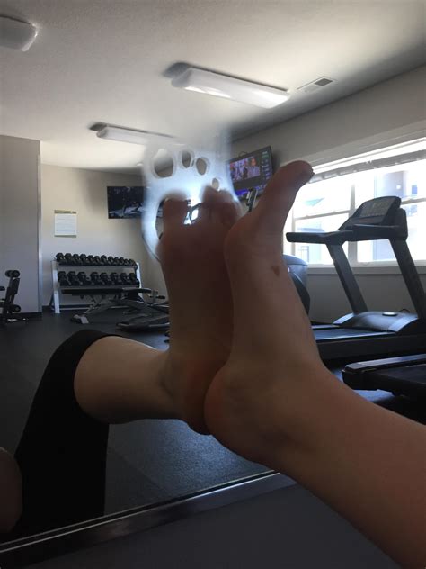 I love how good the cold glass feels on my sweaty feet 🤤 : r/VerifiedFeet