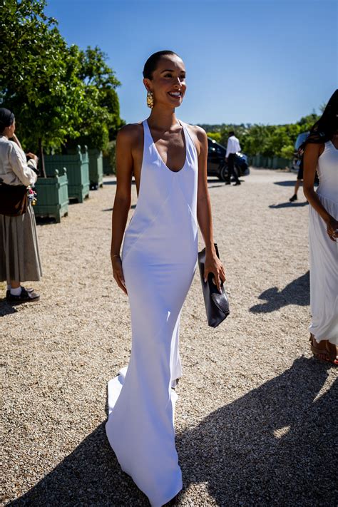 Au défilé Jacquemus, Alexandra Saint Mleux incarne la tendance Riviera
