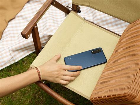 features      mid range  android smartphone