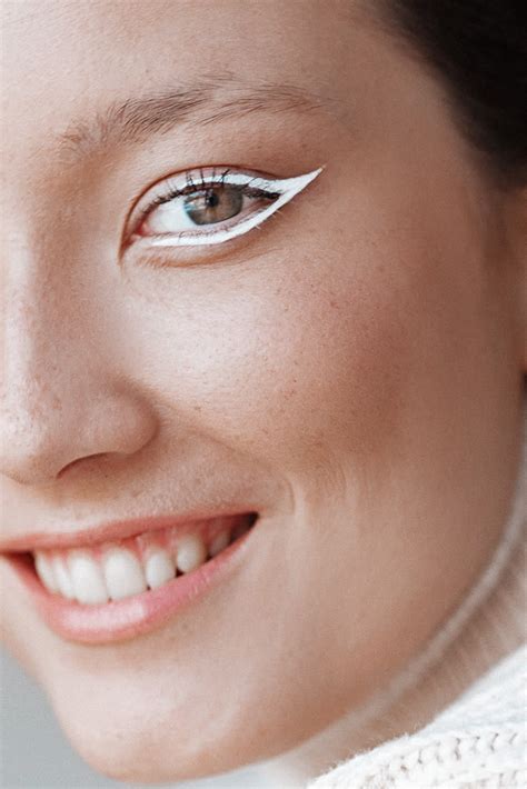 How To Wear White Eye Liner | Into The Gloss