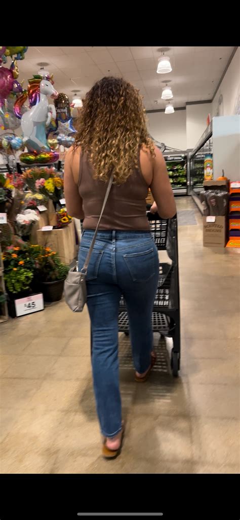 Curly hair Milf - Tight Jeans - Forum