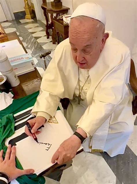 El día que el Papa Francisco posó con una camiseta de Banfield y