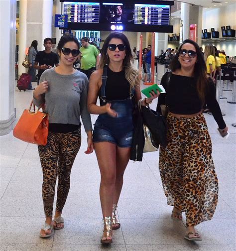 Com as pernas de fora, Babi Rossi é fotografada em aeroporto - Quem