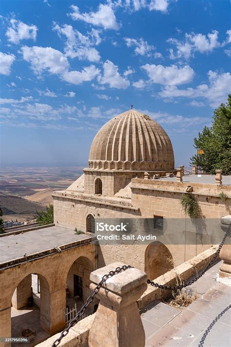 angle view   courtyard  domed structure  zinciriye