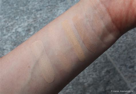 Наверное, самый бережный консилер: Glossier Stretch Concealer в оттенке ...