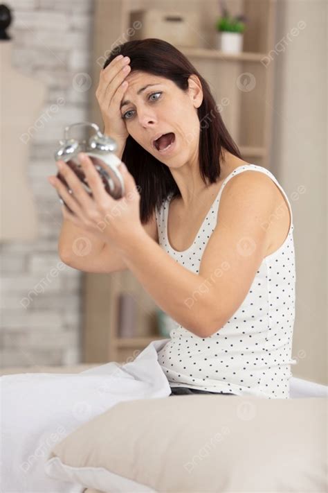 Fondo Mujer Joven Conmocionada Despertando Con Alarma Foto E Imagen