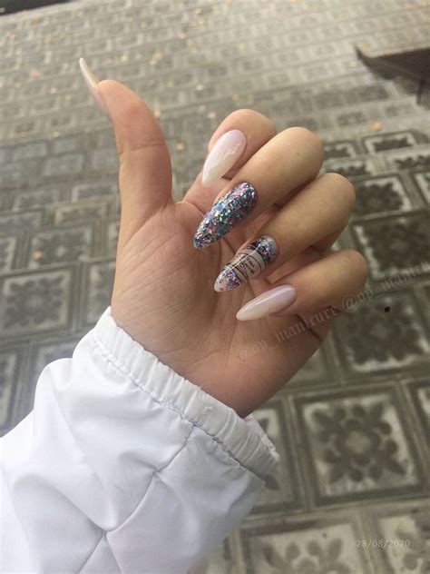 Маникюр белый с блестками | Heart nails, Stylish nails, Manicure