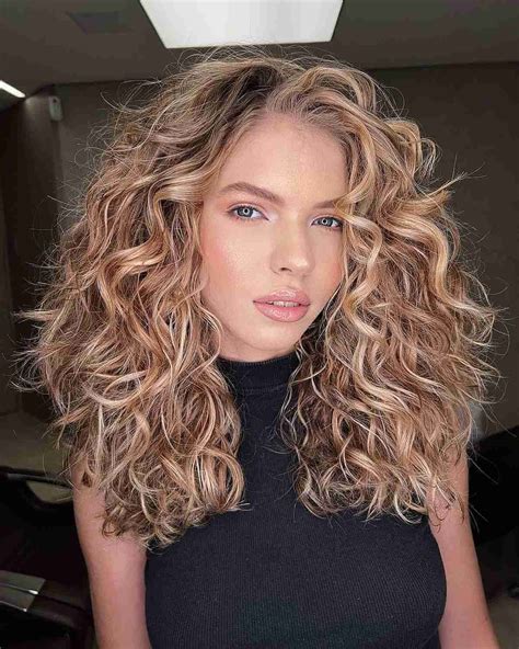 52 Blonde Hair With Lowlights You Have to See in 2025 | Blonde curly