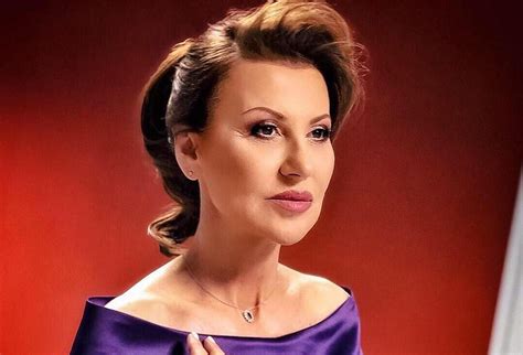 Илиана Раева се опъна за 3 бона – славната гимнастичка показа крака ...