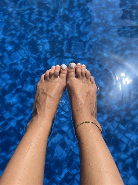 Who likes my veiny feet ?🙊😈 : r/veiny_feet