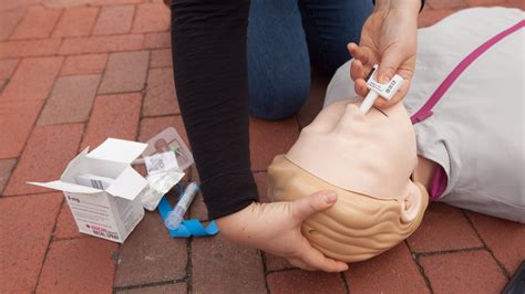 A Public Overdose. An Antidote at Hand. Would Passers-By Use It? - The