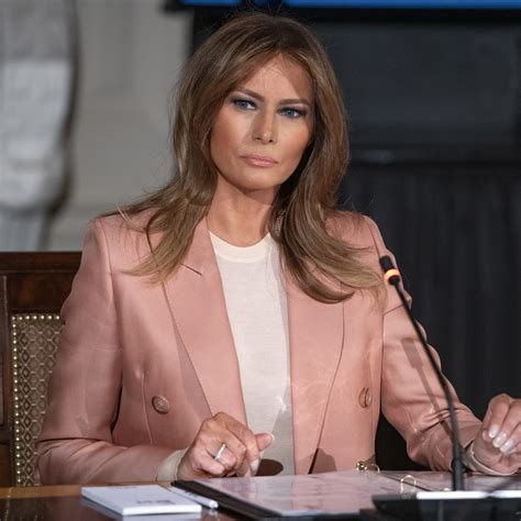 Melania Trump y el traje rosa que, como ella, no vas a dejar de