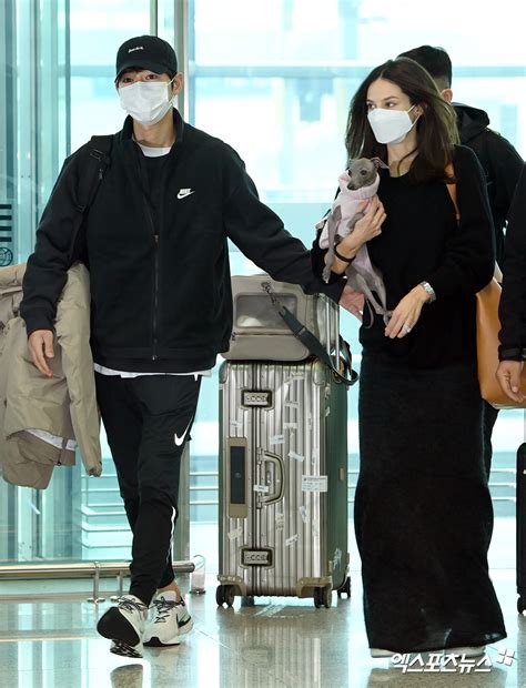 Song Joong Ki And His Wife Katy Louise Saunders Greet Fans On Their Way